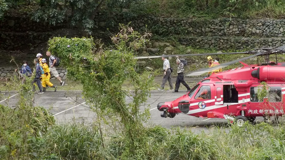Menschen, die noch nach dem Erdbeben am 3. April im Taroko-Nationalpark festsaßen, konnten gerettet werden und verlassen in Begleitung von Rettungskräften den Hubschrauber. - Bild: -/kyodo/dpa