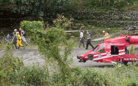 Menschen, die noch nach dem Erdbeben am 3. April im Taroko-Nationalpark festsaßen, konnten gerettet werden und verlassen in Begleitung von Rettungskräften den Hubschrauber. - Foto: -/kyodo/dpa