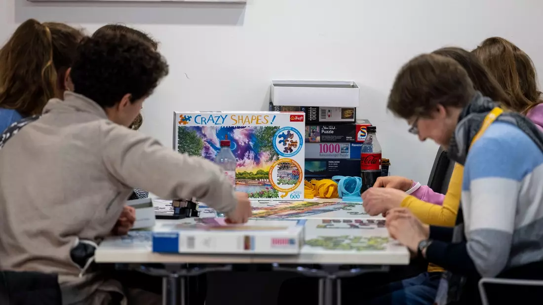 In den Pausen lösen die Teilnehmer des Hochbegabtentreffens Puzzles mit 1000 und mehr Teilen. - Bild: Christoph Reichwein/dpa