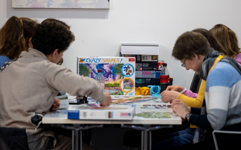 In den Pausen lösen die Teilnehmer des Hochbegabtentreffens Puzzles mit 1000 und mehr Teilen. - Foto: Christoph Reichwein/dpa