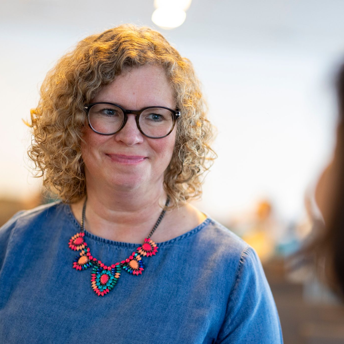 Coach und Mentaltrainerin Ulrike Alt spricht mit einer Teilnehmerin des Hochbegabtentreffens in Duisburg. - Foto: Christoph Reichwein/dpa