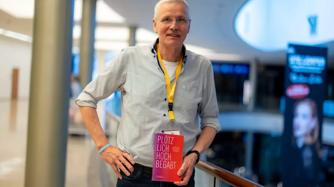 Ulrich Pieper, Autor des Buches «Plötzlich hochbegabt», nimmt am Hochbegabtentreffen in Duisburg teil. - Bild: Christoph Reichwein/dpa