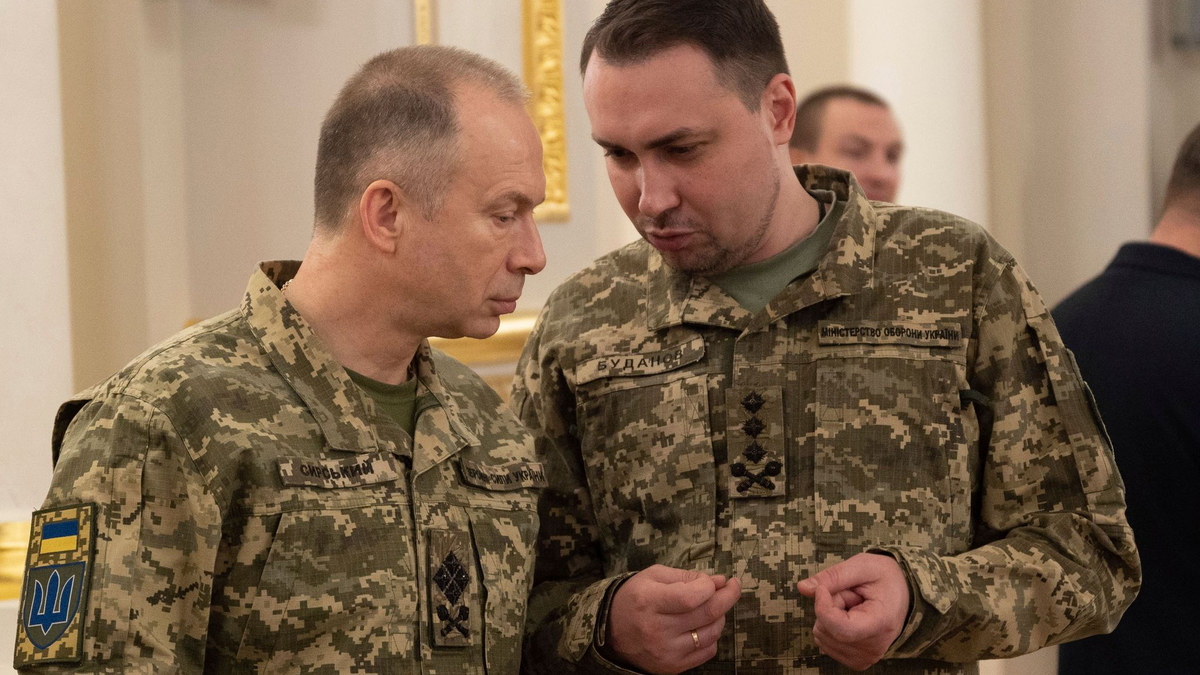 Der Oberbefehlshaber der ukrainischen Streitkräfte Olexander Syrskyj (l) und der Kommandeur des ukrainischen Militärgeheimdienstes HUR Kyrylo Budanow unterhalten sich während einer Verleihungszeremonie in Kiew. - Foto: -/Ukrainian Presidential Press Office/AP/dpa