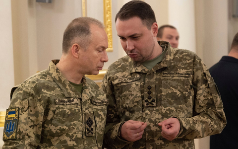 Der Oberbefehlshaber der ukrainischen Streitkräfte Olexander Syrskyj (l) und der Kommandeur des ukrainischen Militärgeheimdienstes HUR Kyrylo Budanow unterhalten sich während einer Verleihungszeremonie in Kiew. - Foto: -/Ukrainian Presidential Press Office/AP/dpa Der Oberbefehlshaber der ukrainischen Streitkräfte Olexander Syrskyj (l) und der Kommandeur des ukrainischen Militärgeheimdienstes HUR Kyrylo Budanow unterhalten sich während einer Verleihungszeremonie in Kiew. - Foto: -/Ukrainian Presidential Press Office/AP/dpa