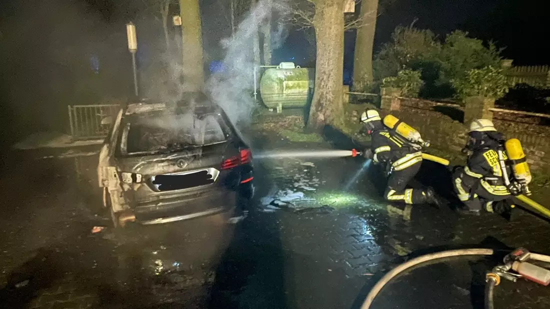 FW-Schermbeck: PKW Brand an der Overbecker Straße - Bild: presseportal.de