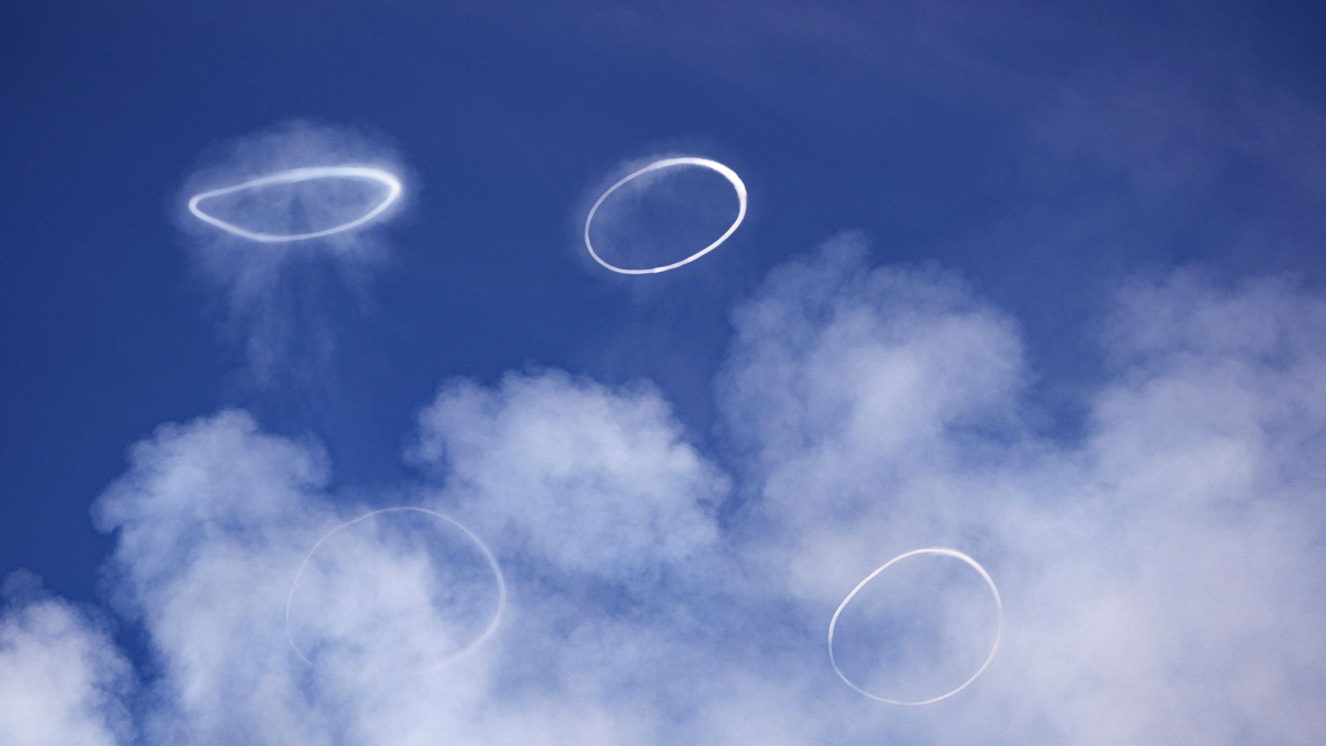 Wirbelringe treten aus dem sizilianischen Ätna-Vulkan aus. - Foto: Giuseppe Di Stefano/AP/dpa