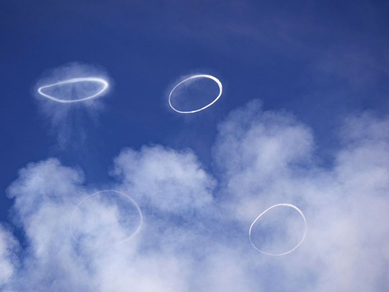 Wirbelringe treten aus dem sizilianischen Ätna-Vulkan aus. - Foto: Giuseppe Di Stefano/AP/dpa