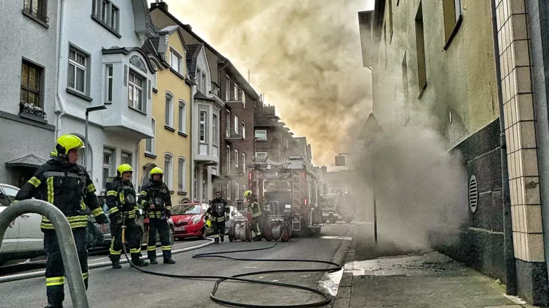 FW-NE: Kellerbrand in einer Schule | Umfangreiche Entrauchungsmaßnahmen - Bild: presseportal.de