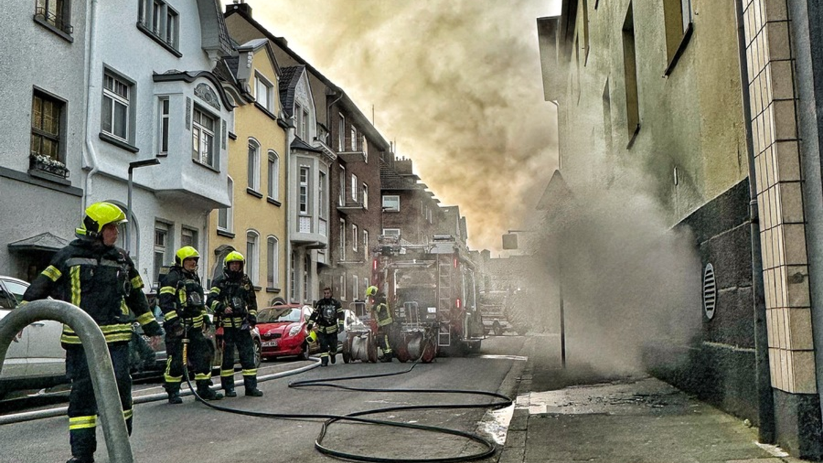 FW-NE: Kellerbrand in einer Schule | Umfangreiche Entrauchungsmaßnahmen - Foto: presseportal.de