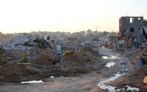 Menschen gehen an Trümmern und Ruinen auf einer Straße im Flüchtlingslager Al-Maghazi im Zentrum des Gazastreifens vorbei. - Foto: -/XinHua/dpa