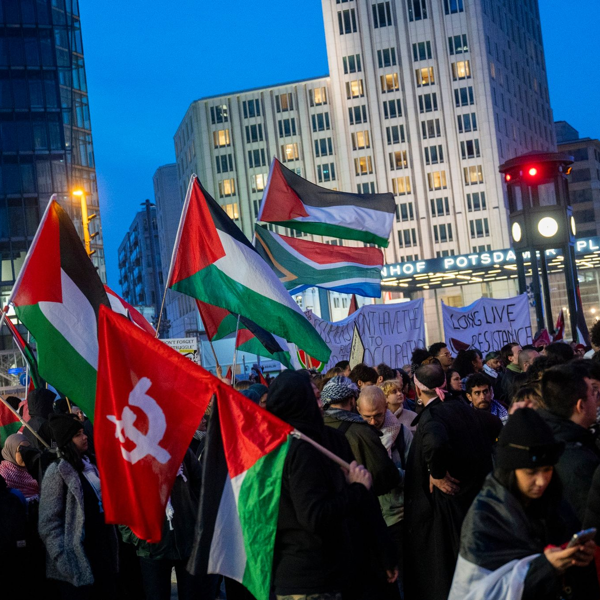 Teilnehmer einer pro-Palästina Demonstration stehen auf dem Potsdamer Platz in Berlin. - Foto: Christophe Gateau/dpa