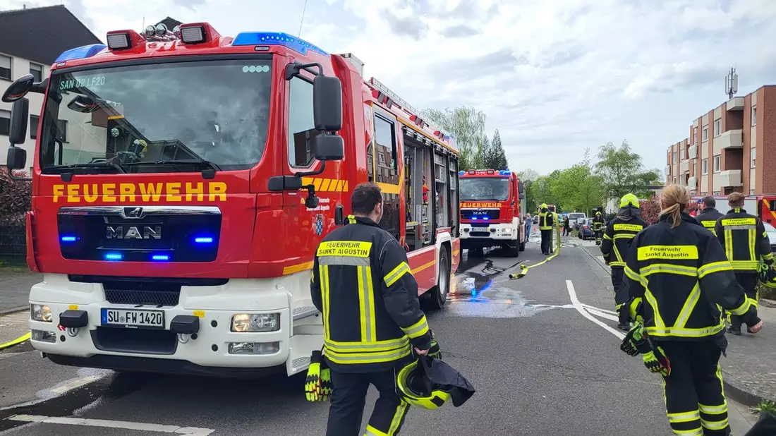 FW Sankt Augustin: Ehrenamtliche Feuerwehrleute löschen Zimmerbrand - Bild: presseportal.de