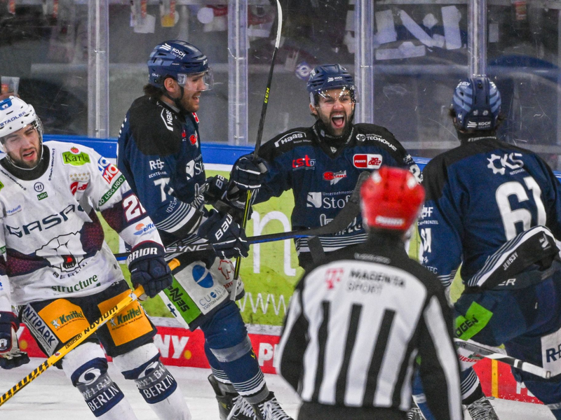 Die Straubing Tigers (blaue Trikots) holten in der Serie gegen die Eisbären den ersten Sieg. - Foto: Armin Weigel/dpa
