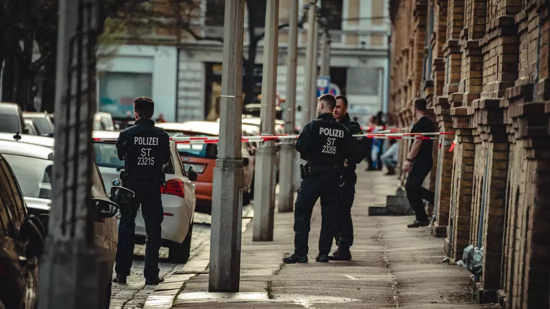 Die Polizei hat in einer Wohnung in Halle einen Gegenstand gefunden, bei dem es sich nach ersten Ermittlungen um einen zündfähigen Sprengsatz handelt. - Bild: Tom Musche/dpa-Zentralbild/dpa