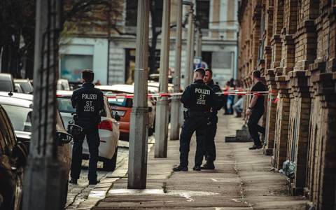 Die Polizei hat in einer Wohnung in Halle einen Gegenstand gefunden, bei dem es sich nach ersten Ermittlungen um einen zündfähigen Sprengsatz handelt. - Foto: Tom Musche/dpa-Zentralbild/dpa