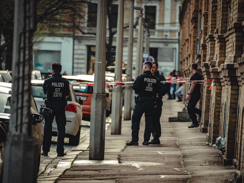 Die Polizei hat in einer Wohnung in Halle einen Gegenstand gefunden, bei dem es sich nach ersten Ermittlungen um einen zündfähigen Sprengsatz handelt. - Foto: Tom Musche/dpa-Zentralbild/dpa