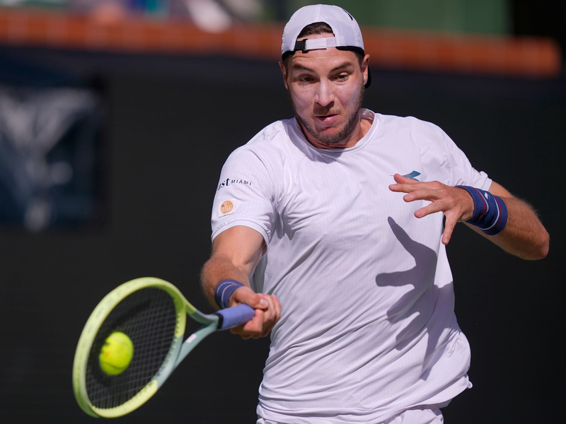 Steht in Monte Carlo in der zweiten Runde: Jan-Lennard Struff. - Foto: Ryan Sun/AP/dpa/Archivbild
