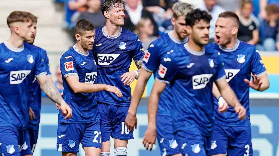 Ein Geburtstag zum Vergessen war es für Augsburgs Coach Sandro Wagner. - Bild: Uwe Anspach/dpa