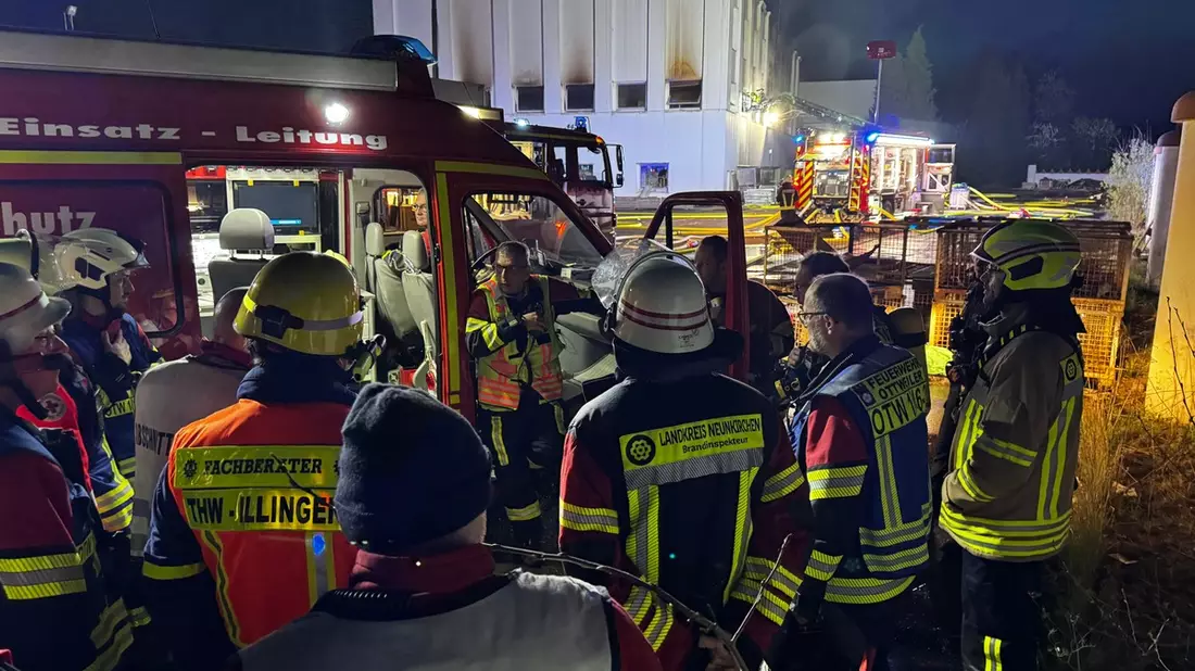FW LK Neunkirchen: Großeinsatz auf ehemaligem Gießereigelände in Ottweiler - Bild: presseportal.de