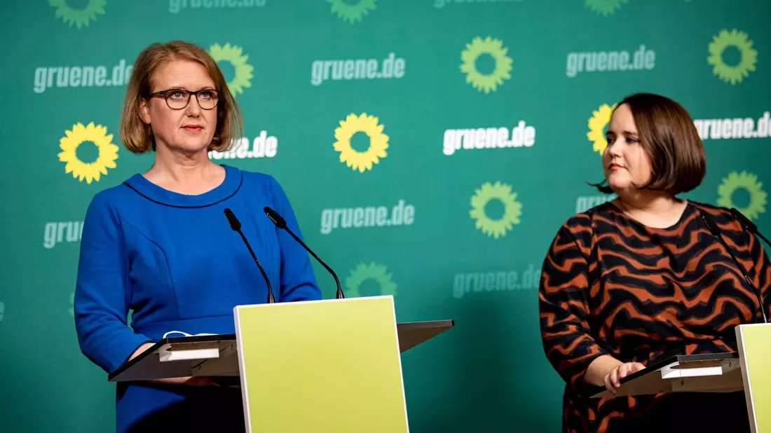 Grünen-Chefin Ricarda Lang stärkt Familienministerin Lisa Paus den Rücken. - Bild: Fabian Sommer/dpa