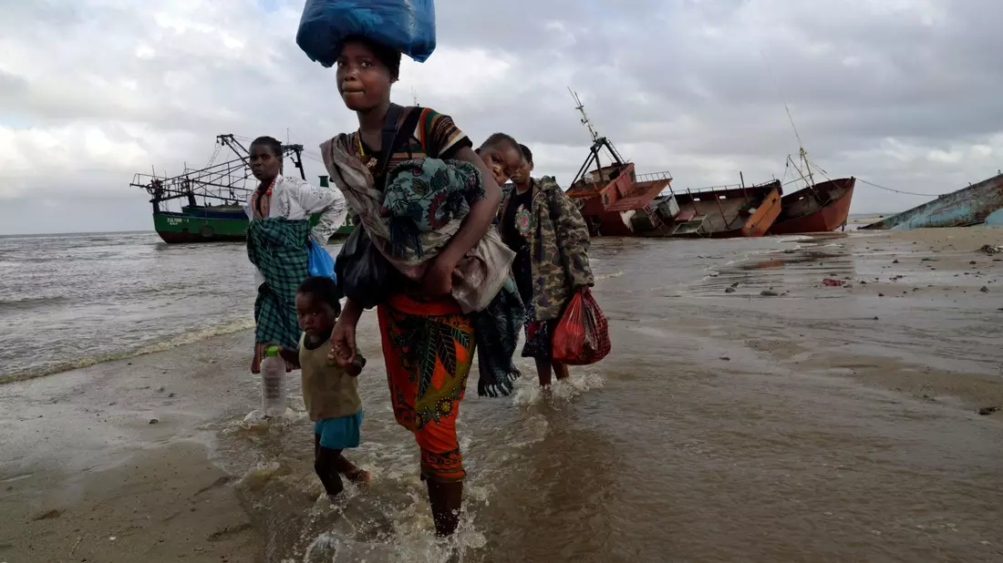 In Mosambik wollten Menschen mit einem Fischerboot vor einer Choleraepidemie fliehen. (Archivbild) - Bild: Tsvangirayi Mukwazhi/AP/dpa