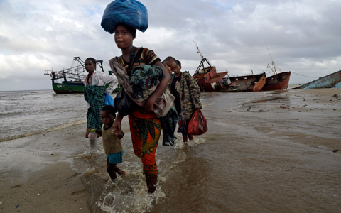 In Mosambik wollten Menschen mit einem Fischerboot vor einer Choleraepidemie fliehen (Archivbild). - Foto: Tsvangirayi Mukwazhi/AP/dpa In Mosambik wollten Menschen mit einem Fischerboot vor einer Choleraepidemie fliehen (Archivbild). - Foto: Tsvangirayi Mukwazhi/AP/dpa