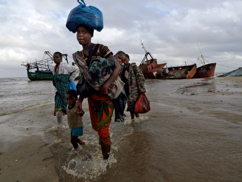 In Mosambik wollten Menschen mit einem Fischerboot vor einer Choleraepidemie fliehen (Archivbild). - Foto: Tsvangirayi Mukwazhi/AP/dpa