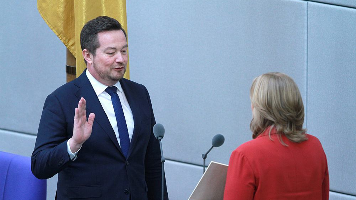 Uli Grötsch bei seiner Vereidigung mit Bundestagspräsidentin Bärbel Bas (Archiv) - Foto: über dts Nachrichtenagentur