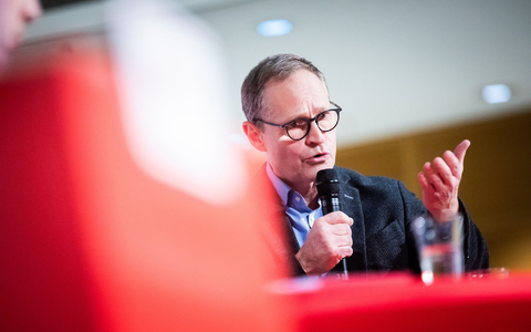 SPD-Politiker Michael Müller findet, der Umgang mit der Corona-Pandemie müsse besser aufgearbeitet werden. - Foto: Christoph Soeder/dpa
