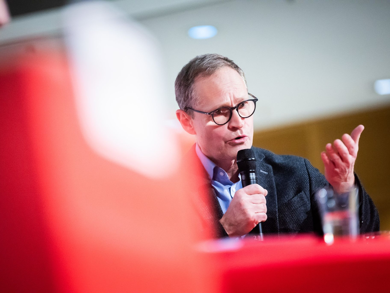 SPD-Politiker Michael Müller findet, der Umgang mit der Corona-Pandemie müsse besser aufgearbeitet werden. - Foto: Christoph Soeder/dpa