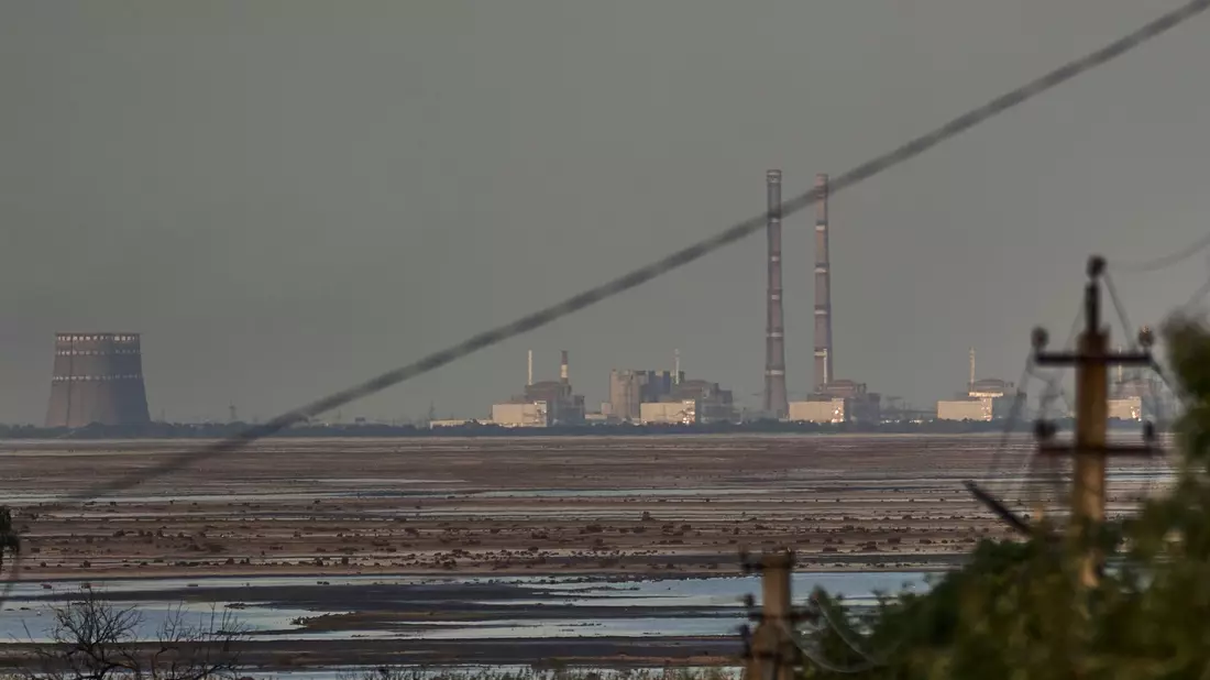 Die sechs Reaktoren des Kernkraftwerks Saporischschja liegen still, müssen aber gekühlt werden. - Bild: LIBKOS/AP/dpa