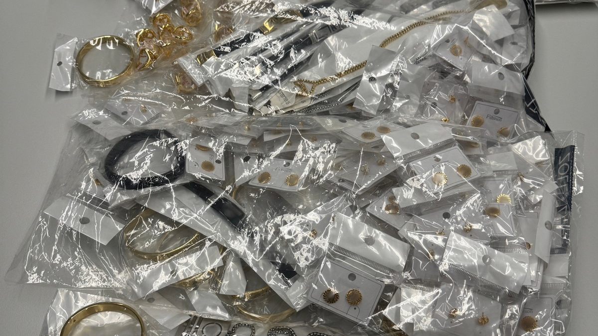 HZA-H: Koffer voller gefälschter Luxuswaren vom Zoll Hannover gestoppt - Foto: presseportal.de