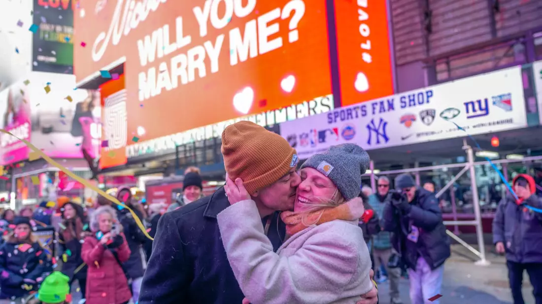 «Love in Times Square» Veranstaltung zum Valentinstag in New York. - Bild: Mary Altaffer/AP/dpa
