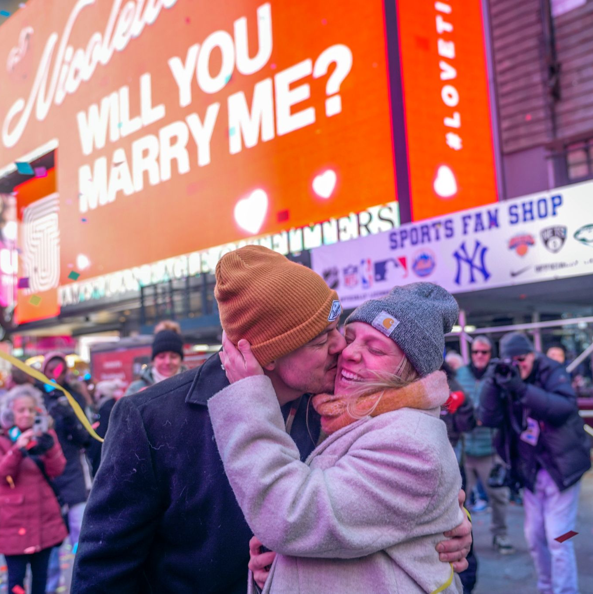 «Love in Times Square» Veranstaltung zum Valentinstag in New York. - Foto: Mary Altaffer/AP/dpa