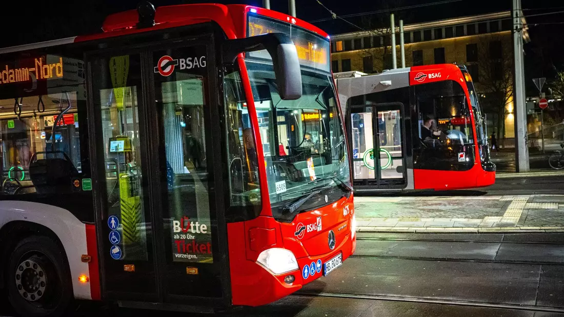 Im vergangenen Jahr waren fast 10,9 Milliarden Fahrgäste im Linienverkehr des Nah- und Fernverkehrs unterwegs. - Bild: Sina Schuldt/dpa