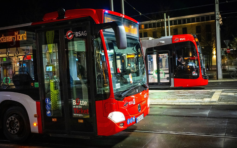 Im vergangenen Jahr waren fast 10,9 Milliarden Fahrgäste im Linienverkehr des Nah- und Fernverkehrs unterwegs. - Foto: Sina Schuldt/dpa