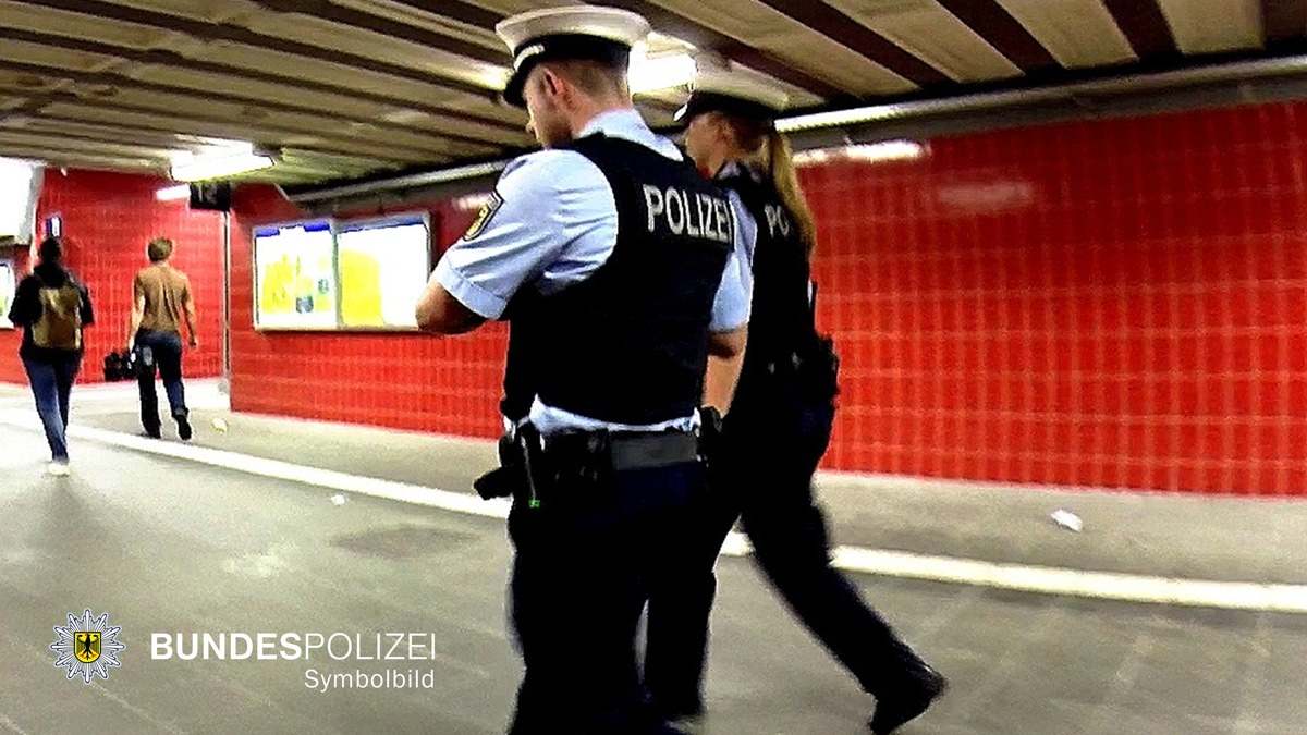 Bundespolizeidirektion München: Körperverletzung und Beleidigung am Ostbahnhof / Rassistische Beleidigungen gegen Restaurantbesucher - Foto: presseportal.de
