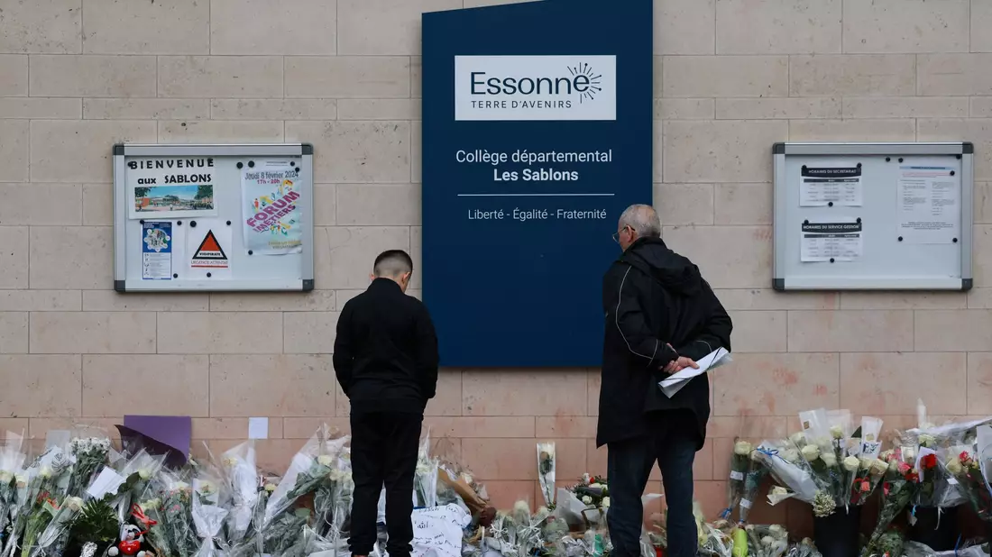 Blumen vor dem Eingang der Mittelschule Les Sablons in Viry-Chatillon nach dem gewaltsamen Tod eines 15-jährigen Schülers. - Bild: Emmanuel Dunand/AFP/dpa
