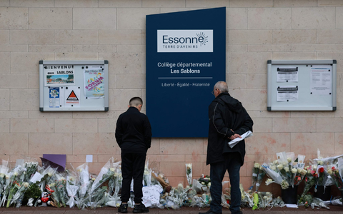 Blumen vor dem Eingang der Mittelschule Les Sablons in Viry-Chatillon nach dem gewaltsamen Tod eines 15-jährigen Schülers. - Foto: Emmanuel Dunand/AFP/dpa