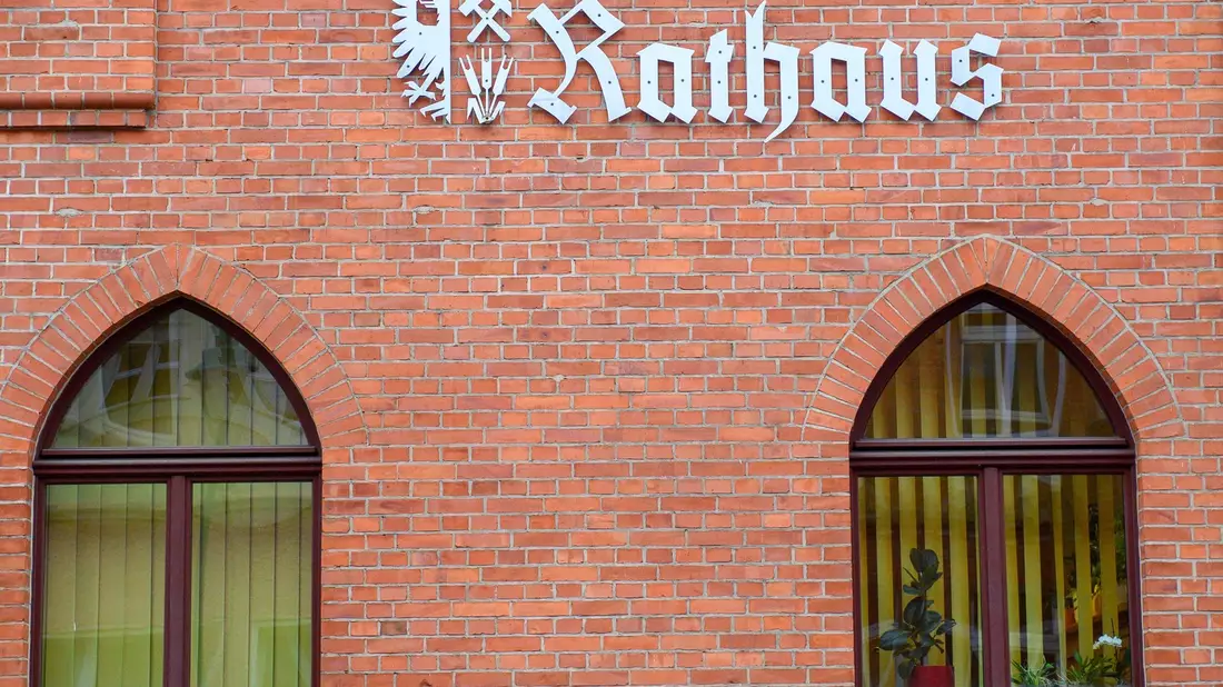 Das Rathaus der Einheitsgemeinde Tangerhütte. Hier ist das Digitale Rathaus schon heute Realität. - Bild: Klaus-Dietmar Gabbert/dpa