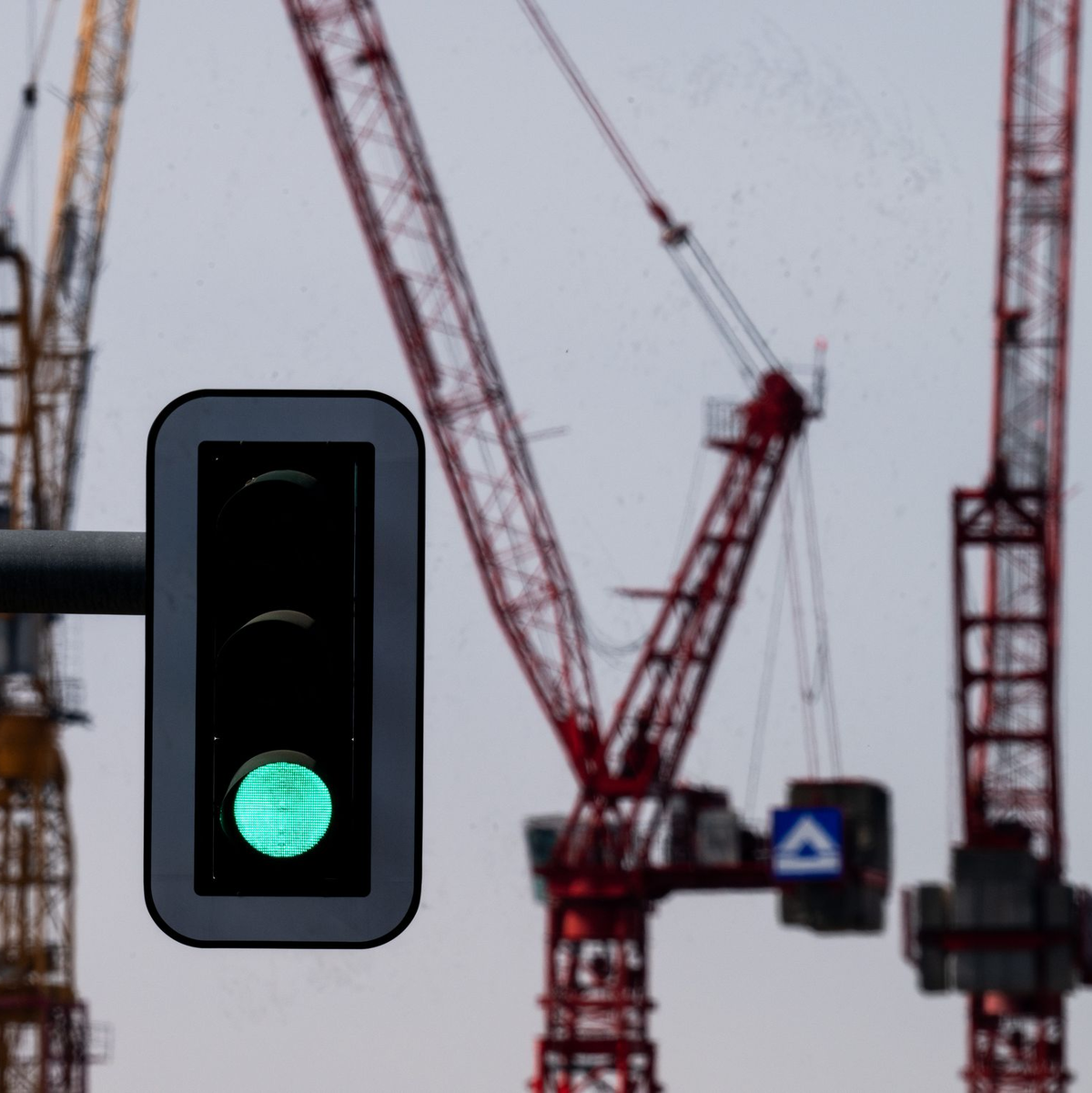 Auf dem Bau sollen die Ampeln bald auf Grün umspringen. (Archivbild) - Foto: Soeren Stache/dpa