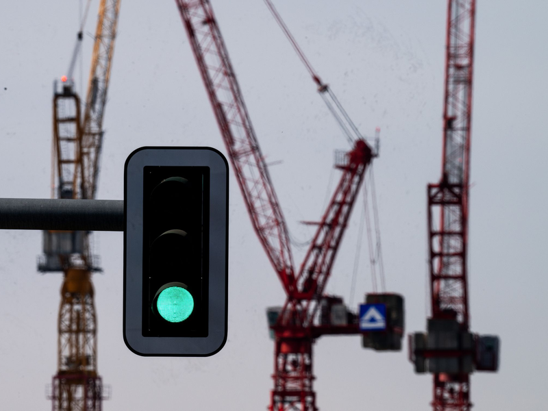 Auf dem Bau sollen die Ampeln bald auf Grün umspringen. (Archivbild) - Foto: Soeren Stache/dpa