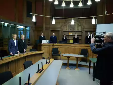 Der angeklagte Arzt und sein Anwalt  Ende Februar im Kriminalgericht Moabit. - Foto: Jörg Carstensen/dpa