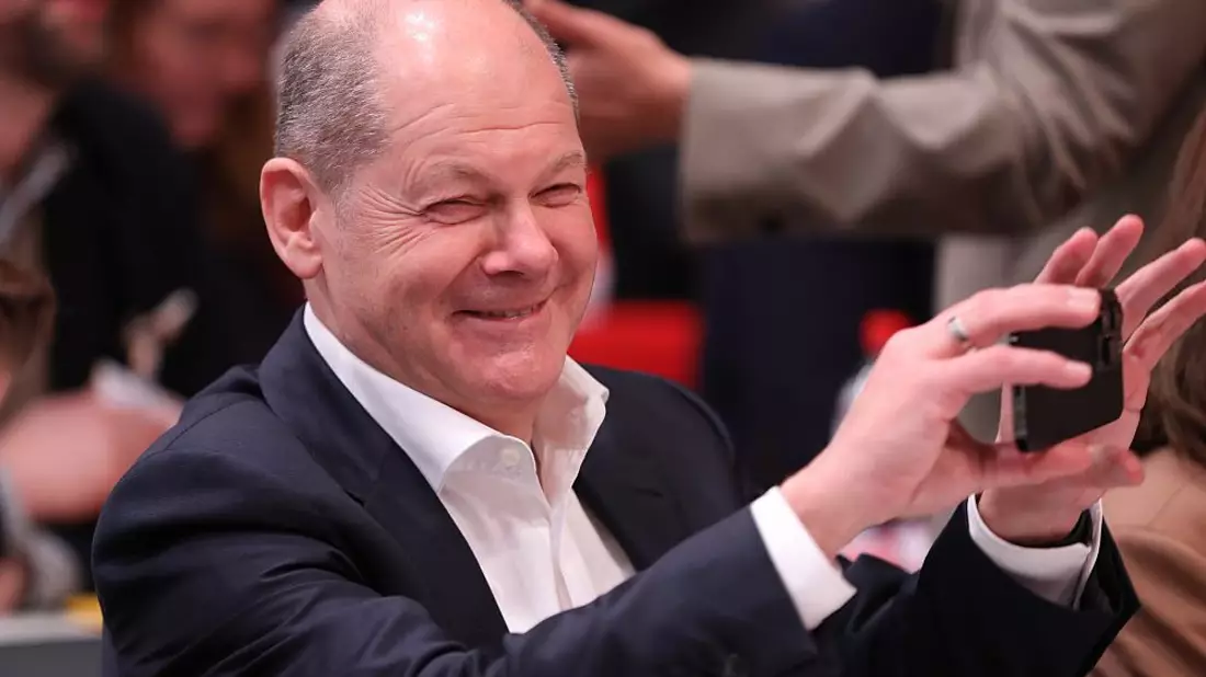 Olaf Scholz hat ein Smartphone in der Hand (Archiv) - Bild: über dts Nachrichtenagentur