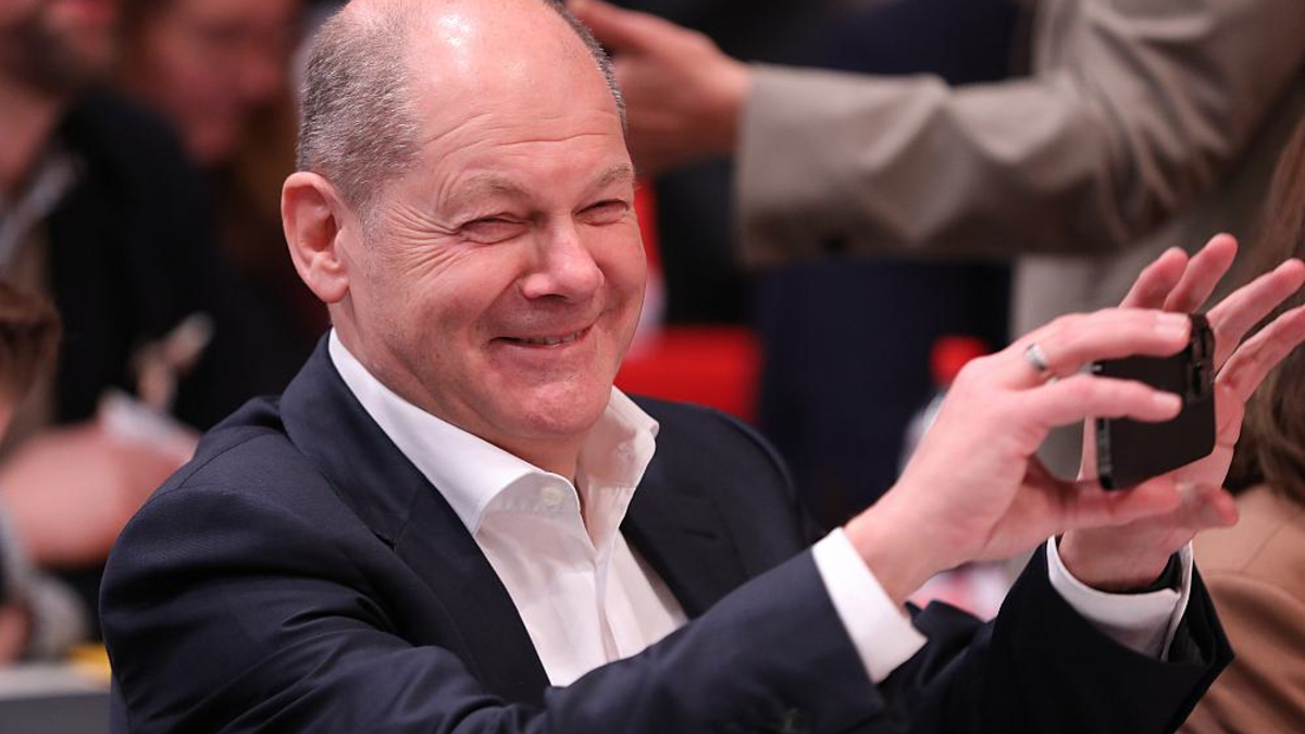 Olaf Scholz hat ein Smartphone in der Hand (Archiv) - Foto: über dts Nachrichtenagentur
