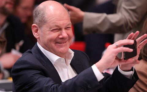 Olaf Scholz hat ein Smartphone in der Hand (Archiv) - Foto: über dts Nachrichtenagentur
