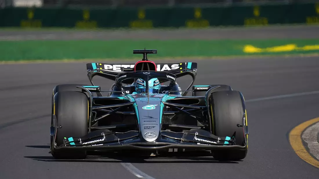 Der Brite George Russell fährt im Mercedes-Boliden auf der Strecke in Melbourne. - Bild: Hasan Bratic/dpa