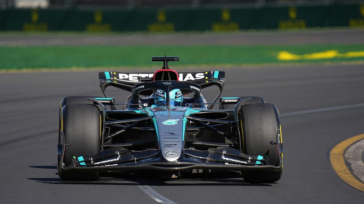 Der Brite George Russell fährt im Mercedes-Boliden auf der Strecke in Melbourne. - Foto: Hasan Bratic/dpa