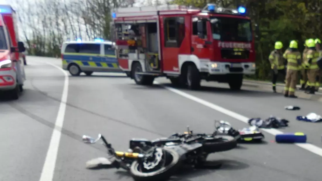 POL-GM: Auto überschlägt sich nach Kollision mit einem Motorrad und landet auf dem Dach - Bild: presseportal.de