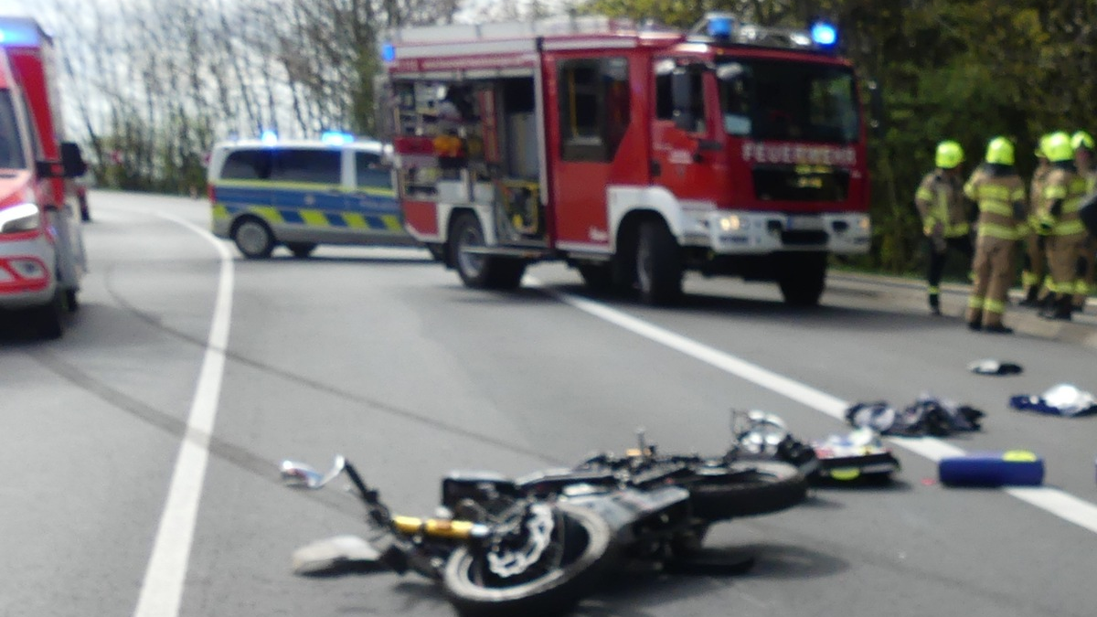 POL-GM: Auto überschlägt sich nach Kollision mit einem Motorrad und landet auf dem Dach - Foto: presseportal.de